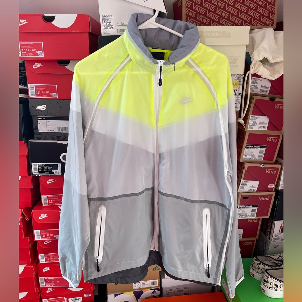 BRAND NEW NIKE TRACK AND FIELD RUNNING JACKET SZ L